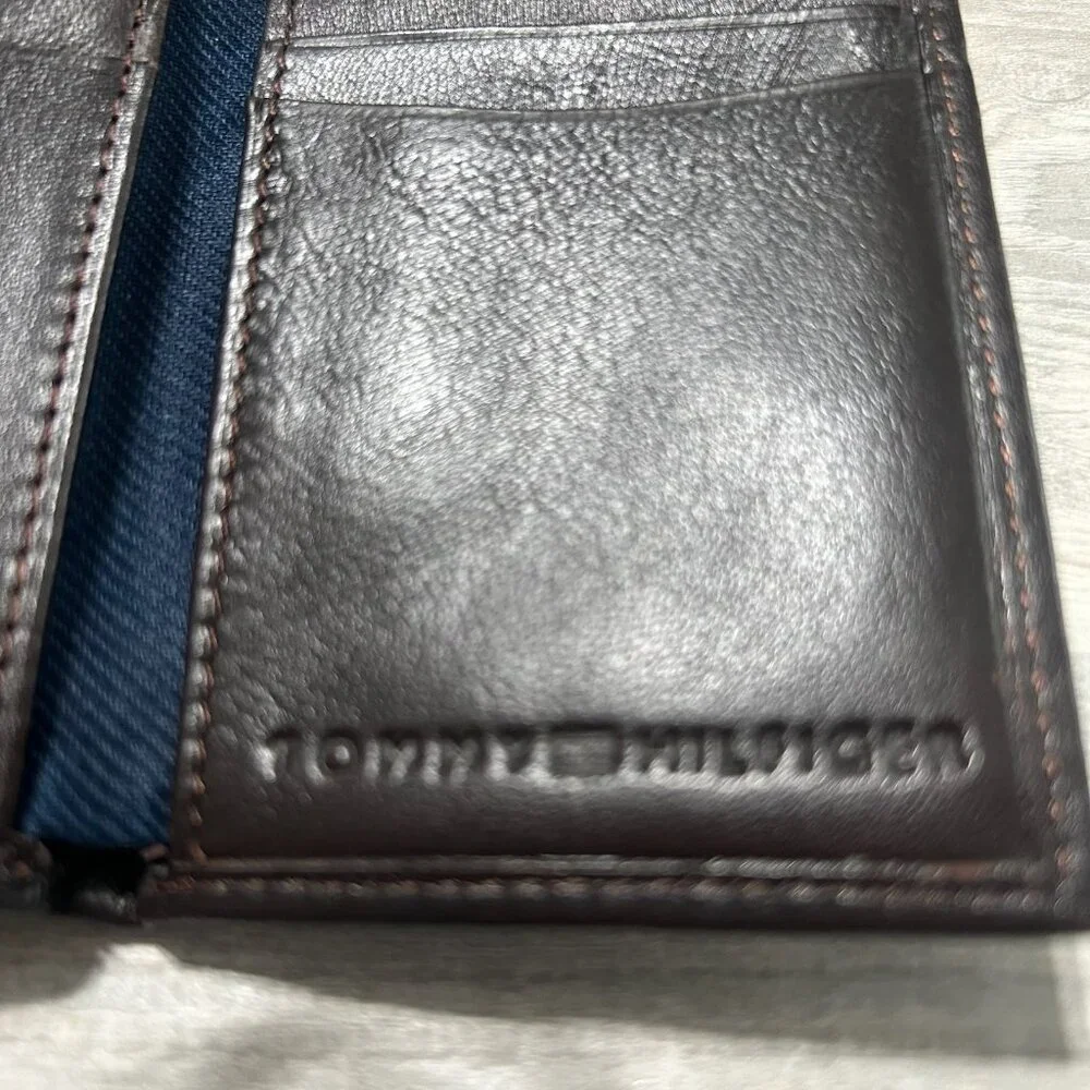 Tommy Hilfiger - NWOT Men's Dark Brown Trifold Leather Wallet & Valet